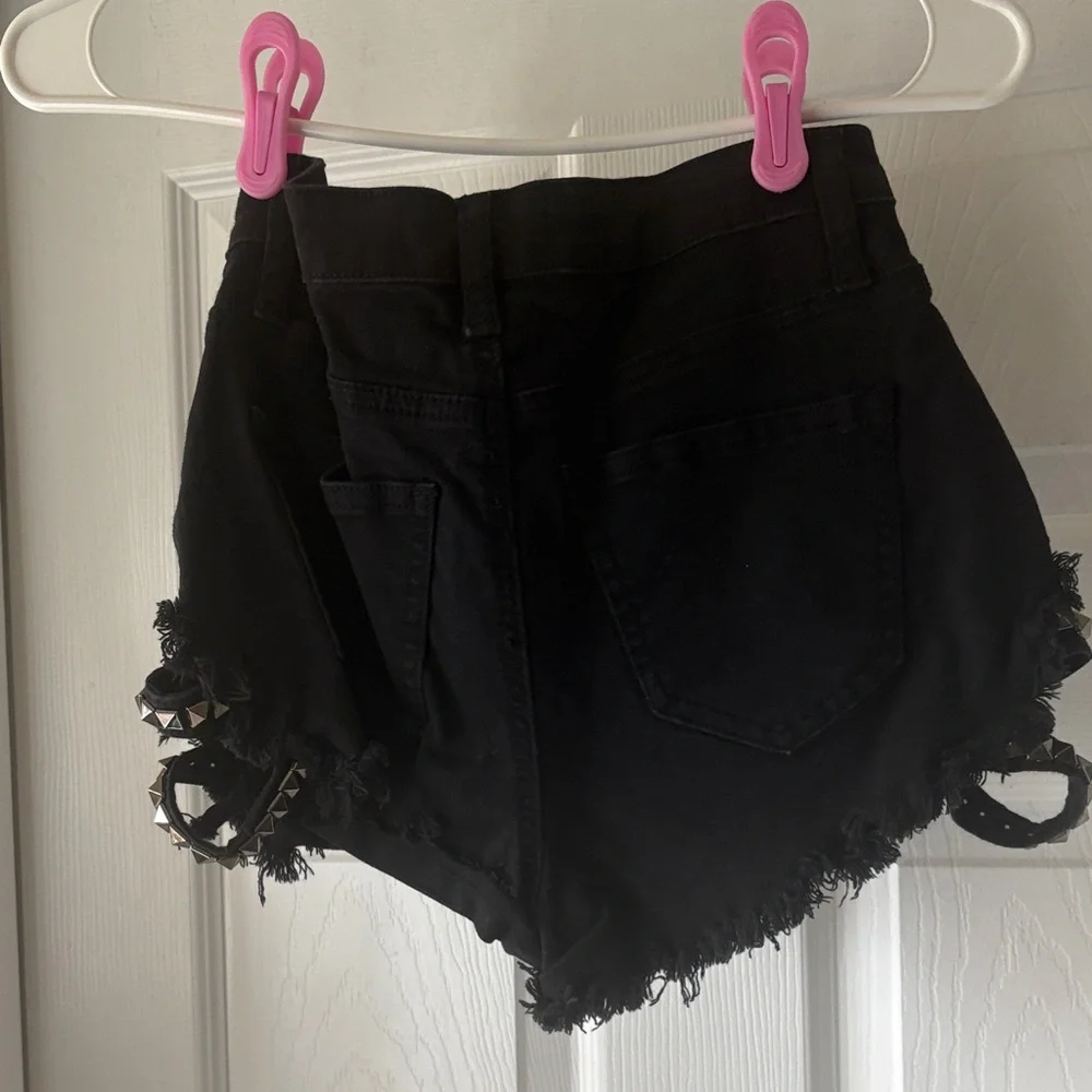 AKIRA Black Studded Cropped Shorts Set - Picture 4 of 5